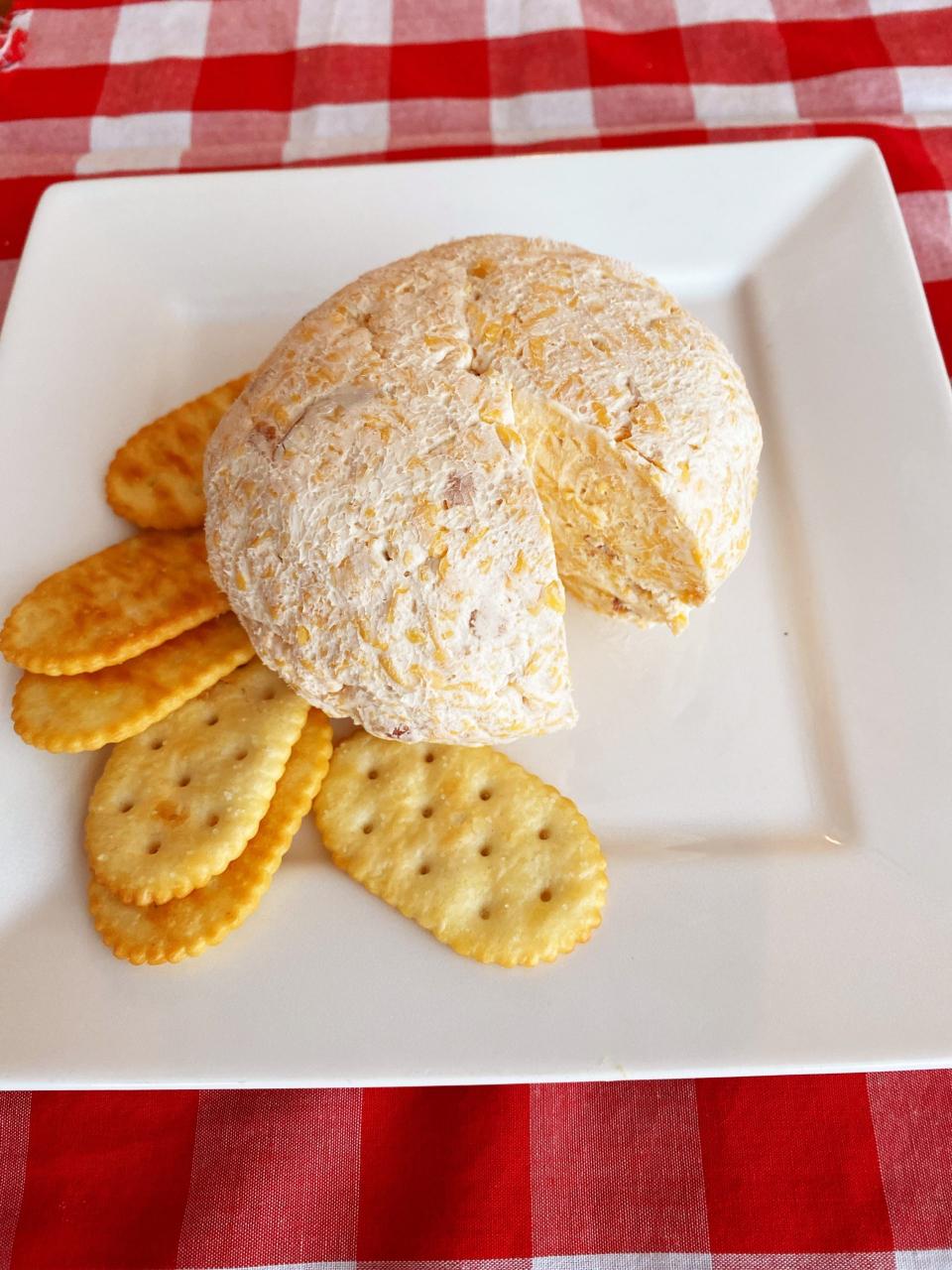 Bacon Cheddar Cheese Ball | The Gingham Apron